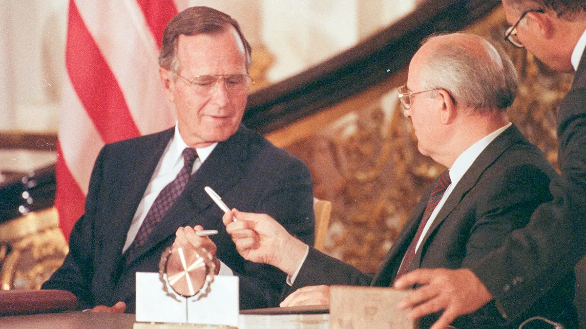 <p>El presidente estadounidense George Bush y el presidente soviético Mijaíl Gorbachov intercambian bolígrafos tras firmar el tratado START. 31 de julio de 1991 - REUTERS/MAL LANGSDON </p>
