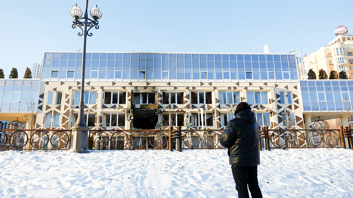 <p>Un residente se encuentra frente a un edificio de un hospital privado alcanzado por ataques con drones rusos, en medio del ataque de Rusia a Ucrania, en Kiev, Ucrania, el 5 de enero de 2026 - REUTERS/ VALENTYN OGIRENKO </p>

