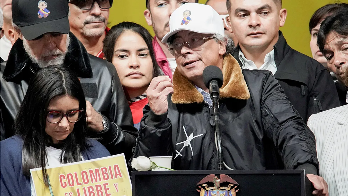 <p>El presidente colombiano Gustavo Petro habla durante una manifestación en defensa de la soberanía nacional, tras las declaraciones del presidente estadounidense Donald Trump sugiriendo una posible intervención militar en Colombia, días después de que Estados Unidos atacara Venezuela y capturara a su presidente Nicolás Maduro y a su esposa Cilia Flores, en Bogotá, Colombia, el 7 de enero de 2026 - REUTERS/ SERGIO ACERO </p>

