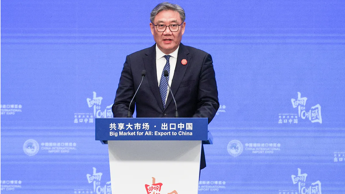 El ministro de Comercio chino, Wang Wentao, habla durante el evento "Big Market for All: Export to China" (Un gran mercado para todos: exportar a China), organizado por el Ministerio de Comercio chino antes de la Exposición Internacional de Importaciones de China (CIIE), en Shanghái, China, el 4 de noviembre de 2025 - REUTERS/ XIHAO JIANG