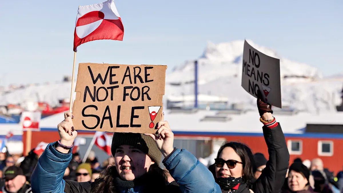 <p>anifestantes se reúnen frente al consulado de Estados Unidos durante una protesta bajo el lema «Groenlandia pertenece al pueblo groenlandés», en Nuuk, Groenlandia, el 15 de marzo de 2025 - PHOTO/ Christian Klindt Soelbeck/Ritzau Scanpix/vía REUTERS</p>
