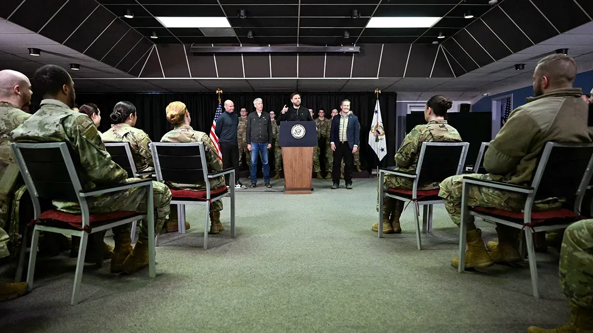 <p>El vicepresidente de los Estados Unidos, JD Vance, flanqueado por el secretario de Energía, Chris Wright, y el asesor de Seguridad Nacional de los Estados Unidos, Mike Waltz, habla en la base espacial militar estadounidense Pituffik, en Groenlandia, el 28 de marzo de 2025 - PHOTO/ JIM WATSON via  REUTERS</p>
