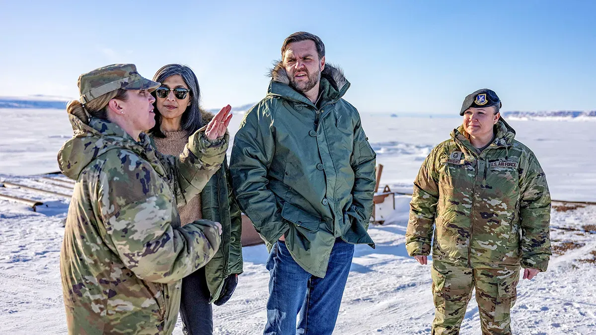 <p>El vicepresidente de EE. UU., JD Vance, y la segunda dama, Usha Vance, visitan la base espacial militar estadounidense Pituffik en Groenlandia el 28 de marzo de 2025 - PHOTO/ JIM WATSON via  REUTERS </p>
