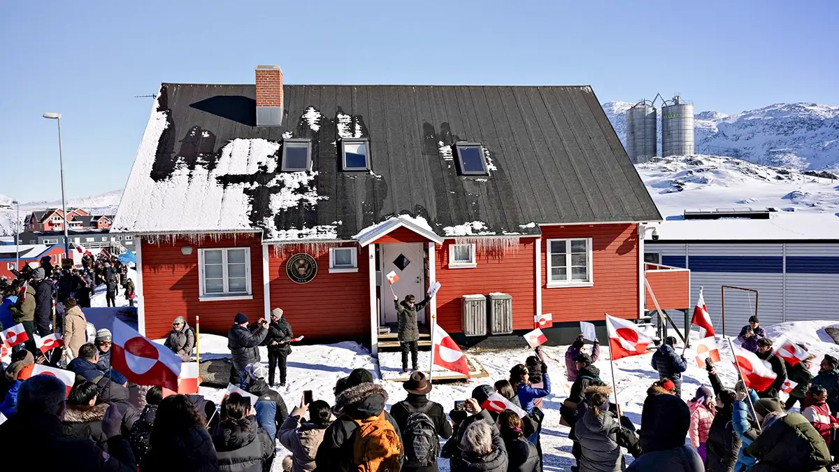 Manifestantes se reúnen frente al consulado de Estados Unidos durante una protesta bajo el lema «Groenlandia pertenece al pueblo groenlandés», en Nuuk, Groenlandia, el 15 de marzo de 2025 - PHOTO/ Christian Klindt Soelbeck/Ritzau Scanpix/vía REUTERS