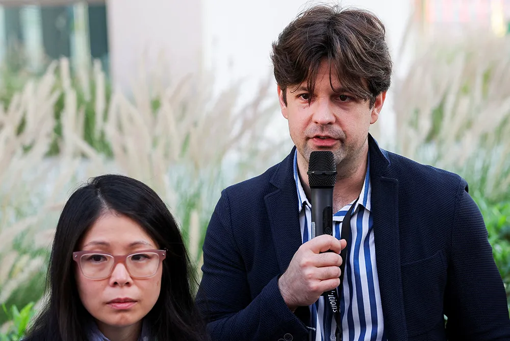 <p paraid="12129357" paraeid="{c8dff298-945c-4472-b26b-c138341f3fc9}{5}">Andreas Sieber y Jean Su hablan con los medios de comunicación en la Conferencia de las Naciones Unidas sobre el Cambio Climático COP28 en Dubái, Emiratos Árabes Unidos, el 13 de diciembre de 2023 - REUTERS/ AMR ALFIKY</p>
