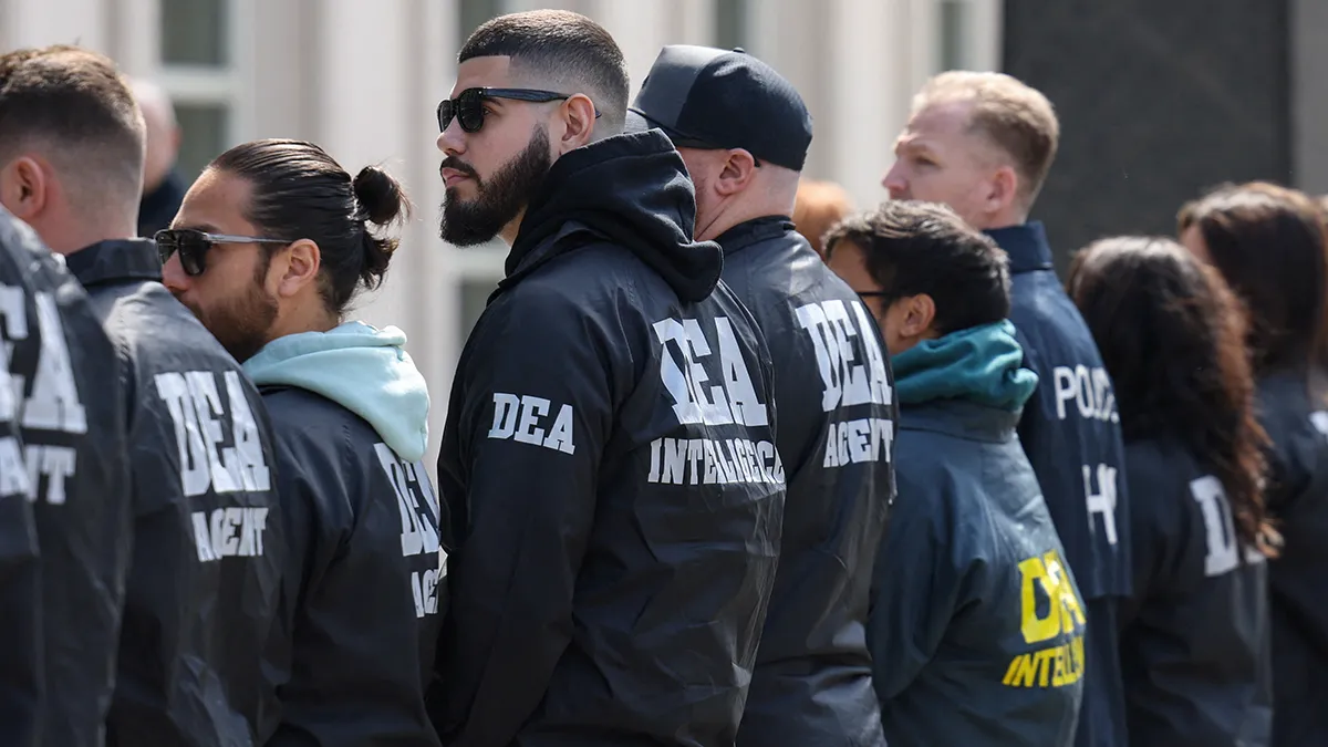 <p>Miembros de la Administración para el Control de Drogas (DEA) frente al Tribunal Federal de Brooklyn el día de la audiencia del cofundador del Cártel de Guadalajara, Rafael Caro Quintero, en Brooklyn, Nueva York, EE. UU., el 26 de marzo de 2025 - REUTERS/ KYLIE COOPER</p>

