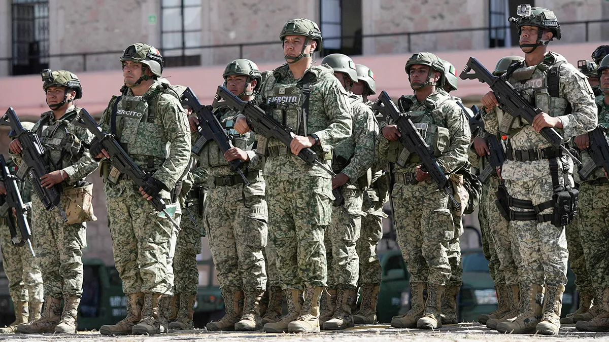 <p paraid="175198764" paraeid="{74c8e899-99cc-4ab6-9d5d-81896aa29c05}{143}">Soldados mexicanos se colocan en formación tras llegar a la Zona Militar 21, como parte del Plan Michoacán para la Paz y la Justicia, una operación destinada a acabar con los grupos criminales, combatir la extorsión y desmantelar laboratorios de drogas y campos de entrenamiento, en Morelia, México, el 10 de noviembre de 2025 - REUTERS/ IVAN ARIAS</p>
