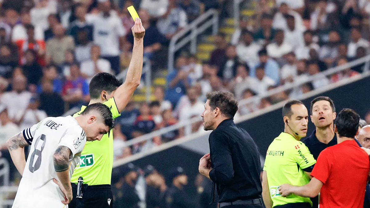 <p>El árbitro Mateo Busquets Ferrer muestra una tarjeta amarilla al entrenador del Atlético de Madrid, Diego Simeone - REUTERS/ VINCENT WEST </p>
