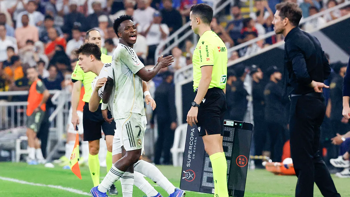 <p>Vinicius Junior, del Real Madrid, reacciona tras ser sustituido - REUTERS/ VINCENT WEST </p>
