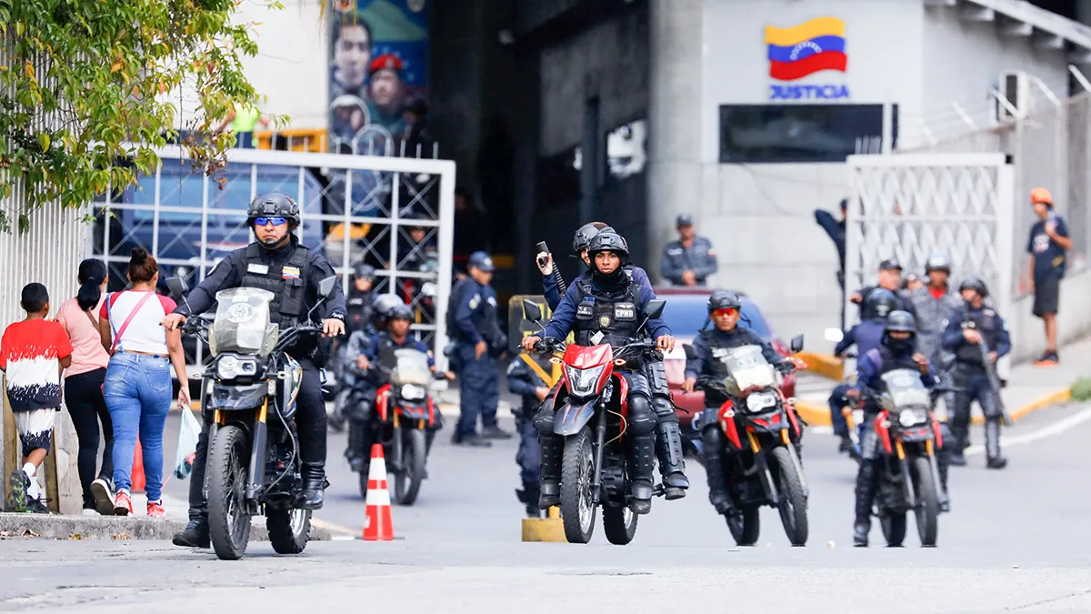 <p paraid="550454384" paraeid="{d648bef8-5e58-4128-9e1c-19af86437873}{76}">Miembros de la Policía Nacional Bolivariana circulan en motocicleta frente al centro de detención Helicoide, tras el anuncio del presidente de la Asamblea Nacional de Venezuela, Jorge Rodríguez, de que se liberará a un número significativo de presos extranjeros y venezolanos, en Caracas, Venezuela, el 8 de enero de 2026 - REUTERS/ LEONARDO FERNÁNDEZ VILORIA</p>
