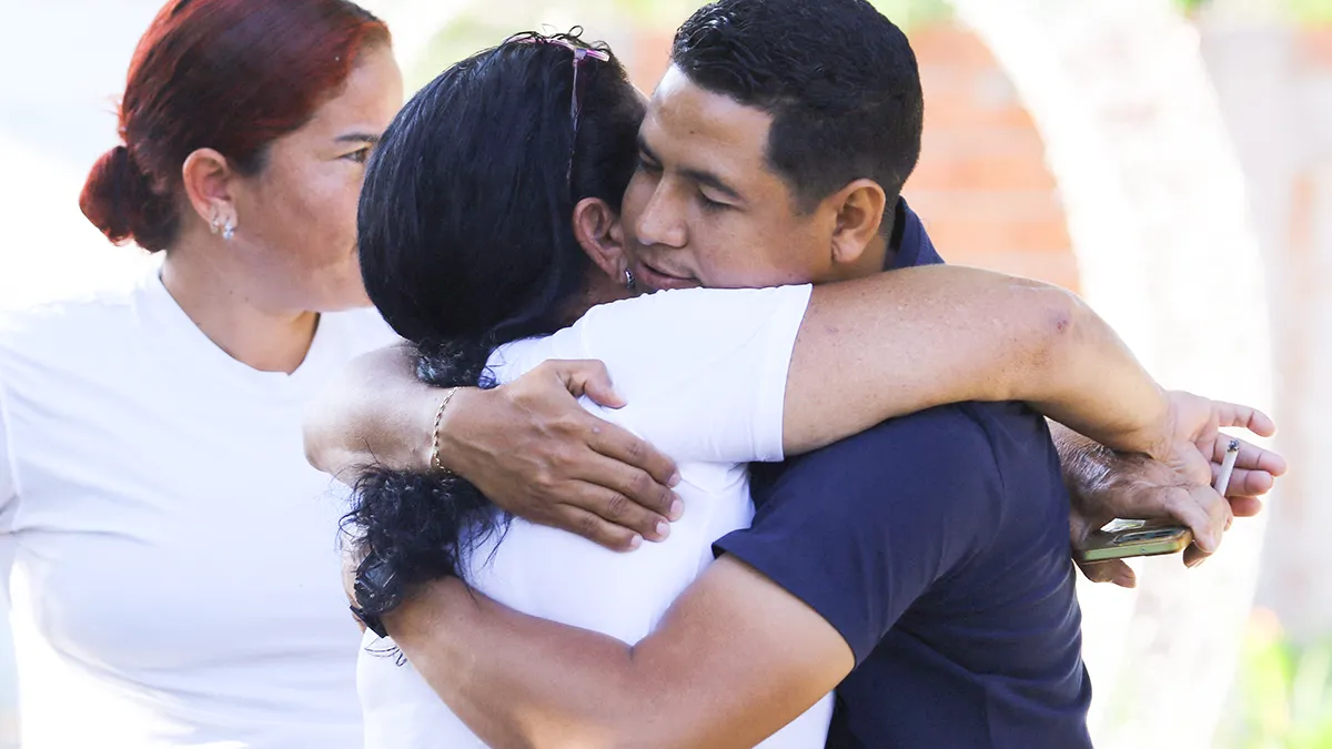 <p>Yuraima Almeida, madre de Jaime Alexander Agreda, detenido hace un año, abraza a Gonzalo Díaz a las puertas del Centro Penitenciario de Aragua, después de que el presidente de la Asamblea Nacional de Venezuela, Jorge Rodríguez, anunciara que un número significativo de presos extranjeros y venezolanos serán liberados, en Tocorón, Venezuela, el 8 de enero de 2026 - REUTERS/ JUAN CARLOS HERNÁNDEZ</p>
