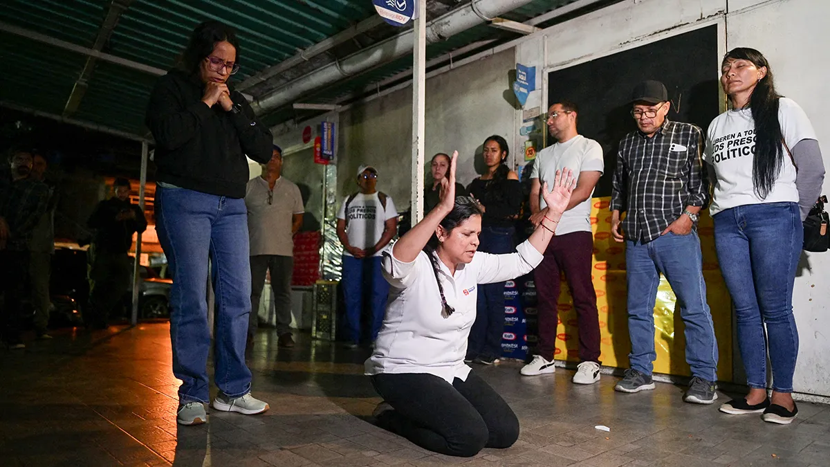 <p paraid="924276008" paraeid="{d648bef8-5e58-4128-9e1c-19af86437873}{130}">Los familiares rezan mientras la gente se reúne frente a la cárcel de El Rodeo después de que el presidente de la Asamblea Nacional de Venezuela, Jorge Rodríguez, anunciara que un número significativo de presos extranjeros y venezolanos serán liberados, en El Rodeo, estado de Miranda, Venezuela, el 9 de enero de 2026 - REUTERS/ GABY ORAA</p>
