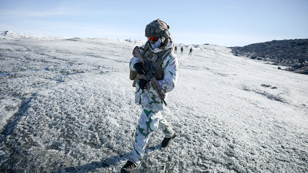 <p>Un miembro de las Fuerzas Armadas francesas camina sobre el hielo durante un ejercicio militar en el que participan unidades de la guardia nacional danesa, sueca y noruega, junto con tropas danesas, alemanas y francesas, en Kangerlussuaq, Groenlandia, el 17 de septiembre de 2025 - REUTERS/ GUGLIELMO MANGIAPANE</p>