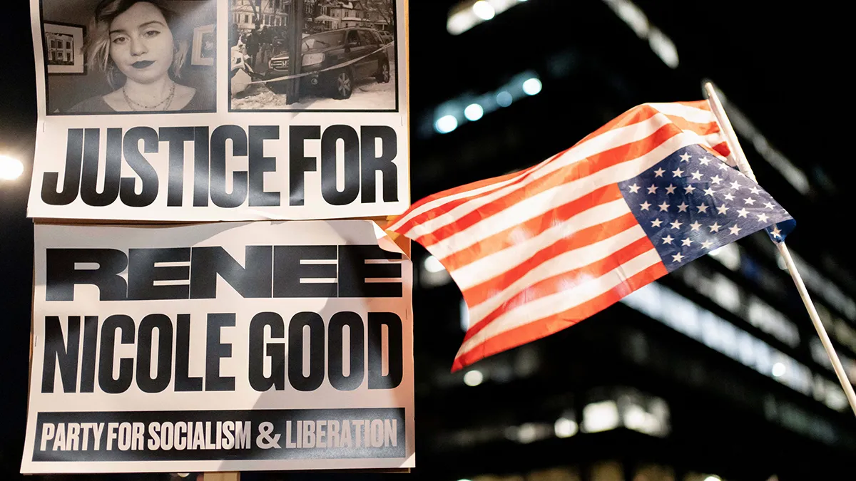 <p paraid="729441531" paraeid="{8ba97409-404e-4c5c-88af-d46e25f88fc2}{152}">Una bandera estadounidense invertida ondea junto a una pancarta durante una protesta celebrada al día siguiente del fatal tiroteo de Renee Nicole Good, residente en Minneapolis, por parte de un agente del Servicio de Inmigración y Control de Aduanas de Estados Unidos (ICE), frente a la oficina local del ICE en Phoenix, Arizona, Estados Unidos, el 8 de enero de 2026 - REUTERS/ REBECCA NOBLE</p>
