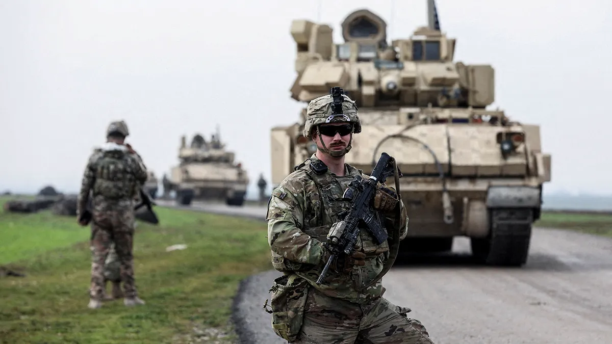 <p>Un soldado de la coalición liderada por Estados Unidos monta guardia durante una patrulla conjunta de Estados Unidos y las Fuerzas Democráticas Sirias (SDF) lideradas por los kurdos en la zona rural de Qamishli, en el noreste de Siria, el 8 de febrero de 2024 - REUTERS/ ORHAN QUEREMAN </p>

