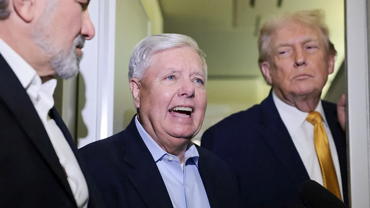 <p>El senador estadounidense Lindsey Graham (republicano por Carolina del Sur) se une al presidente Donald Trump para hablar con los periodistas a bordo del Air Force One, de camino desde Florida a la Base Conjunta Andrews, Maryland, EE. UU., el 4 de enero de 2026 - REUTERS/ JONATHAN ERNST</p>
