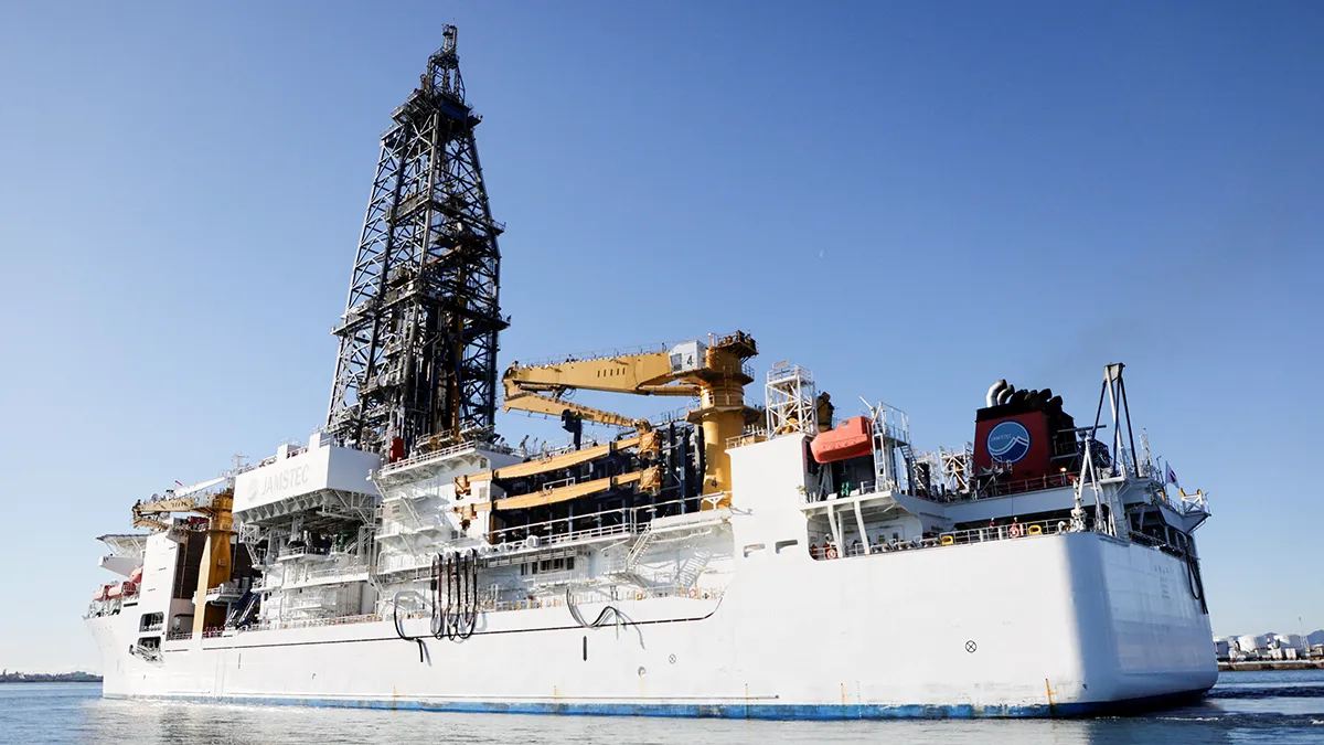 <p>El buque de investigación japonés Chikyu zarpa del puerto de Shimizu para probar la extracción continua de lodo con tierras raras desde el lecho marino, frente a la isla de Minamitori, Japón, el 12 de enero de 2026 - REUTERS/ YUKA OBAYASHI</p>
