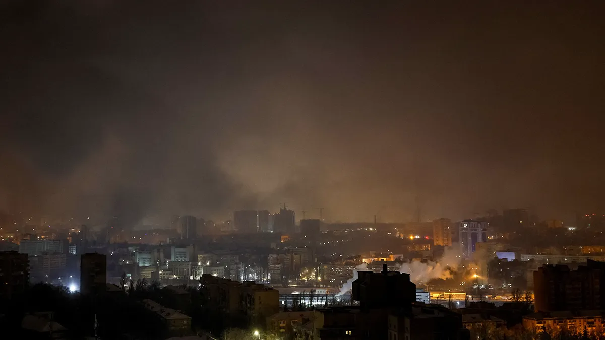<p>El humo se eleva en la ciudad tras los ataques con drones rusos, en medio del ataque de Rusia a Ucrania, en Kiev, Ucrania, el 12 de enero de 2026 - REUTERS/ GLEB GARANICH </p>
