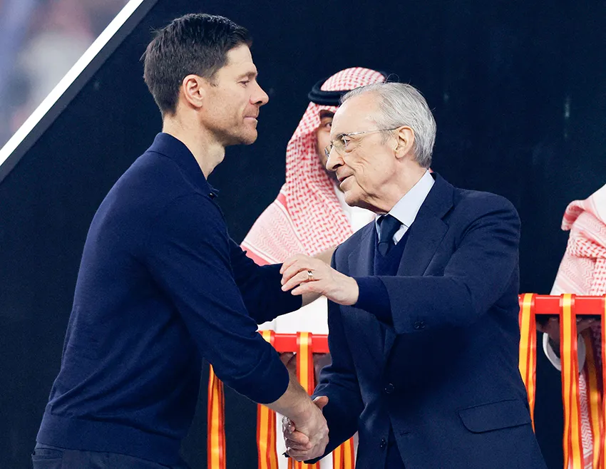 <p>El presidente del Real Madrid, Florentino Pérez, estrecha la mano del entrenador del Real Madrid, Xabi Alonso, tras perder la final de la Supercopa de España - REUTERS/ VINCENT WEST </p>
