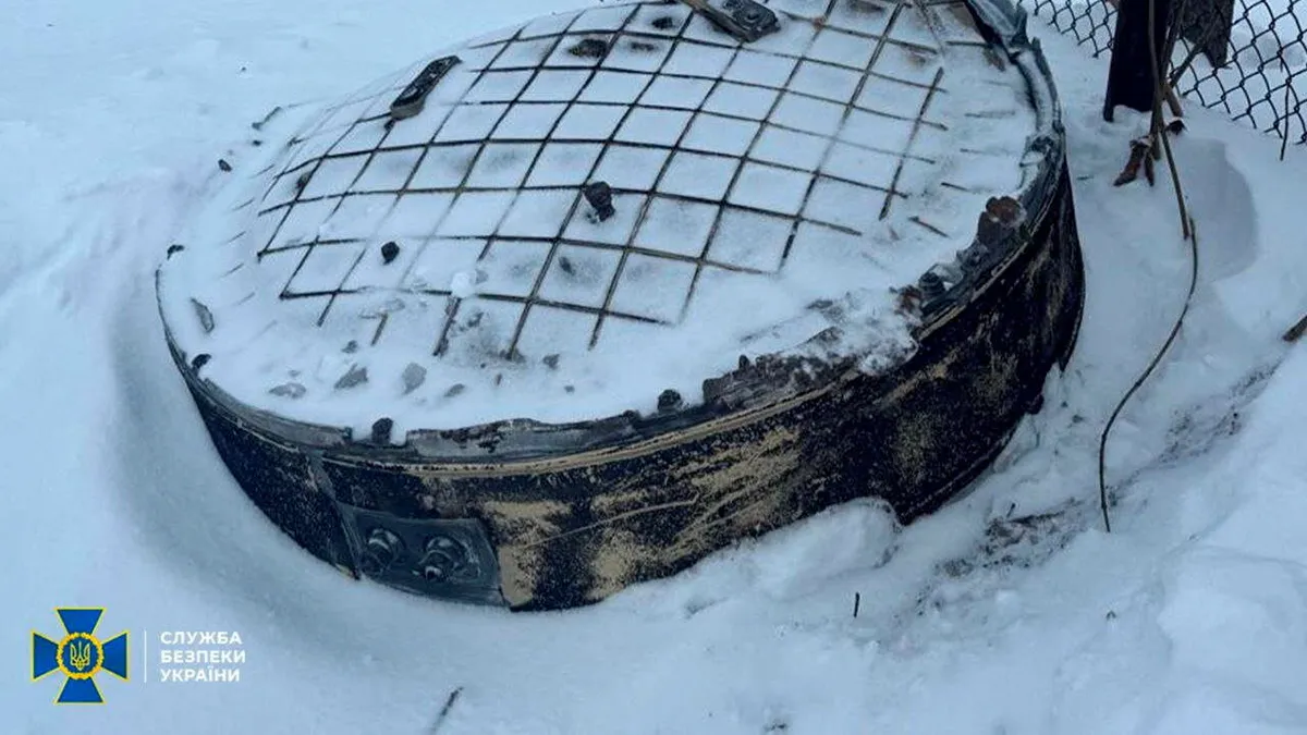 <p>Parte del sistema de misiles hipersónicos Oreshnik con capacidad nuclear rusa en el lugar del ataque con misiles rusos, en medio del ataque de Rusia a Ucrania, en la región de Lviv, Ucrania, el 9 de enero de 2026 - PHOTO/Servicio de Seguridad de Ucrania/Folleto vía REUTERS </p>
