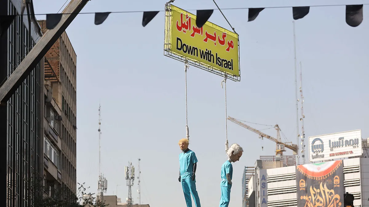 <p>Efigies del presidente estadounidense Donald Trump y del primer ministro israelí Benjamin Netanyahu ahorcados se exhiben durante el 46.º aniversario de la expulsión de Estados Unidos de Irán, en Teherán, el 4 de noviembre de 2025 - Majid Asgaripour/WANA (West Asia News Agency) via REUTERS</p>
