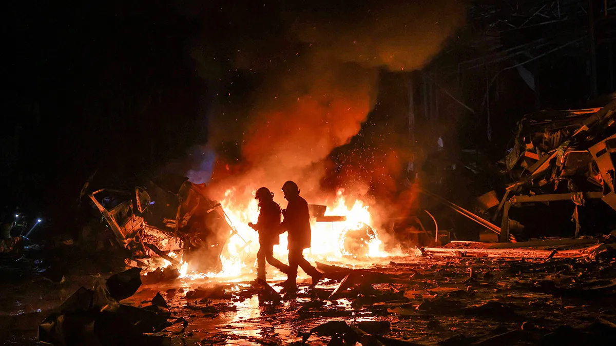 <p>Bomberos trabajan en el lugar donde se encuentra el centro logístico de una empresa privada de reparto afectada por los ataques con misiles rusos, en medio del ataque de Rusia a Ucrania, en Járkov, Ucrania, el 13 de enero de 2026 - REUTERS/ SOFIIA GATILOVA </p>
