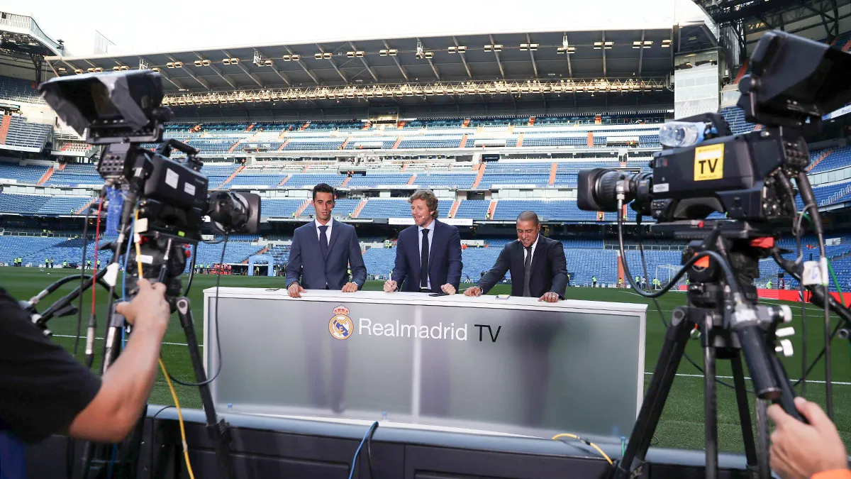 <p>Arbeloa y Roberto Carlos en el SET del Real Madrid TV - REUTERS/ SUSANA VERA </p>
