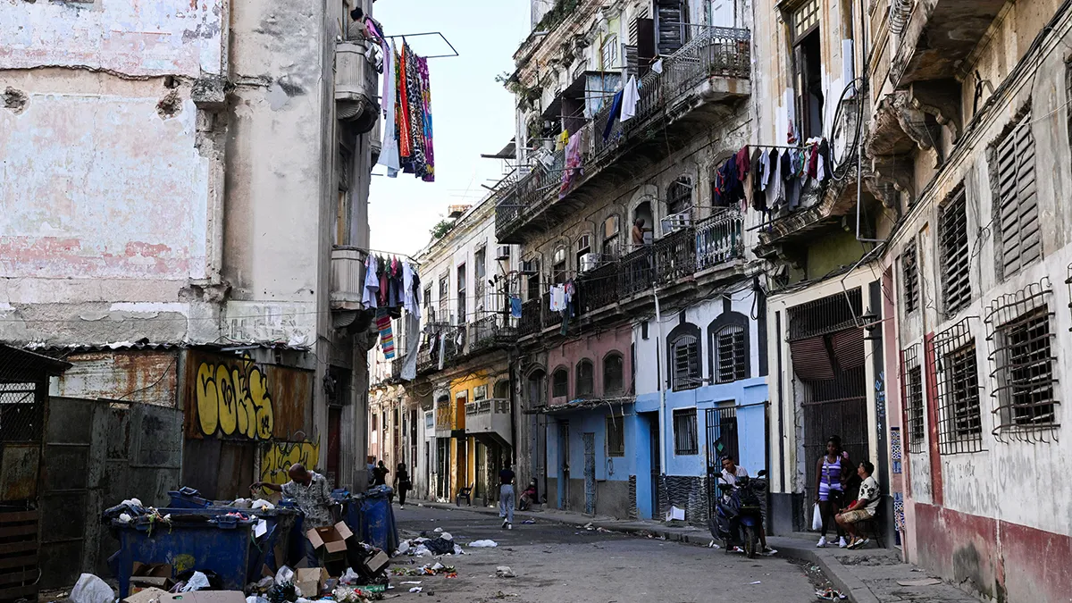 <p>La gente pasa el tiempo en la acera de una calle, mientras aumentan las tensiones entre Estados Unidos y Cuba después de que el presidente estadounidense Donald Trump prometiera impedir que el petróleo y el dinero venezolanos lleguen a Cuba y sugiriera que la isla comunista llegue a un acuerdo con Washington, en La Habana, Cuba, el 11 de enero de 2026 - REUTERS/NORLYS PEREZ</p>
