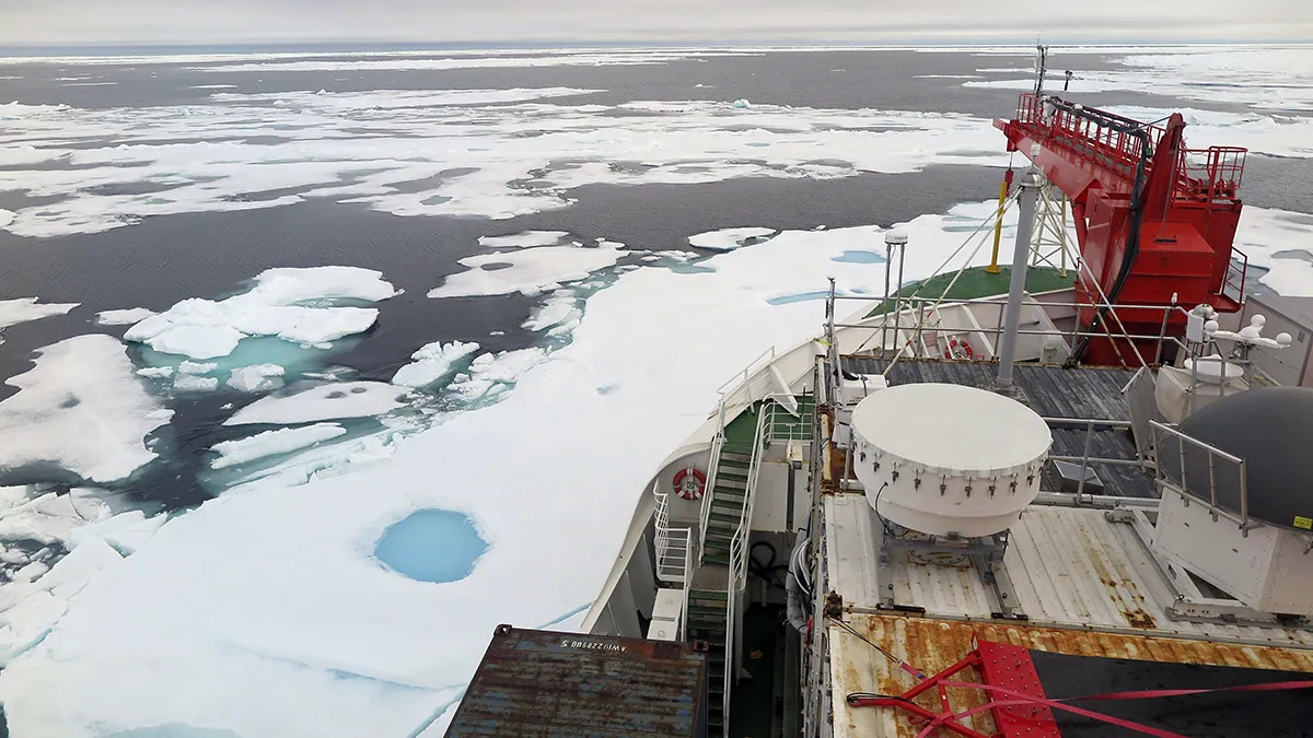 Rompehielos alemán Polarstern, al norte de Groenlandia - Felix Linhardt/Universidad de Kiel a través de AP