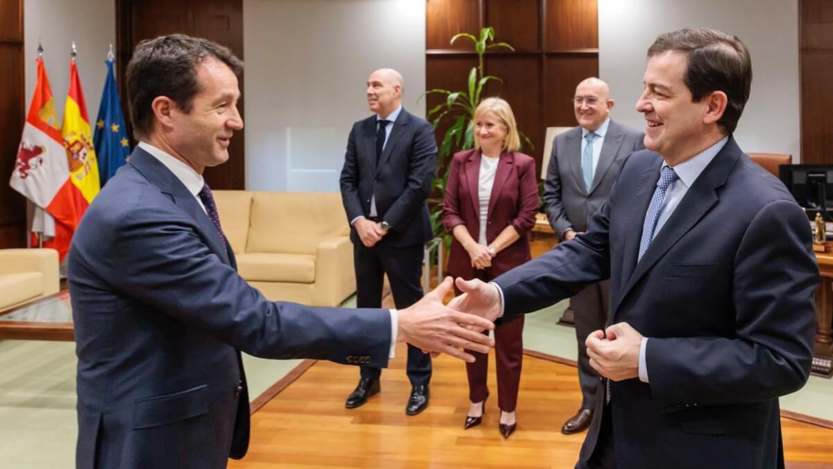 El presidente de Indra, Ángel Escribano (izqda.) saluda al presidente de la Junta de Castilla y León, Alfonso Fernández Mañueco - PHOTO/INDRA