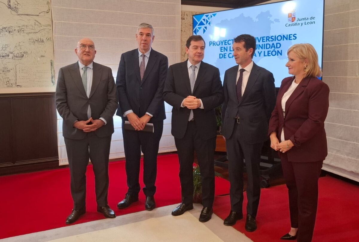 De izquierda a derecha: Jesús Julio Carnero, alcalde de Valladolid; José Vicente de los Mozos, CEO de Indra Group; Alfonso Fernández Mañueco, presidente de la Junta de Castilla y León; Ángel Escribano , presidente de Indra Group; y la consejera de Industria, Comercio y Empleo, Leticia García Sánchez