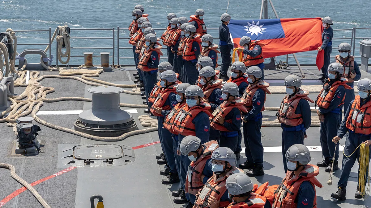 <p>Personal de la Armada de Taiwán se forma en un buque de guerra durante unas maniobras - Shioro Lee/Oficina Presidencial de Taiwán a través de AP</p>
