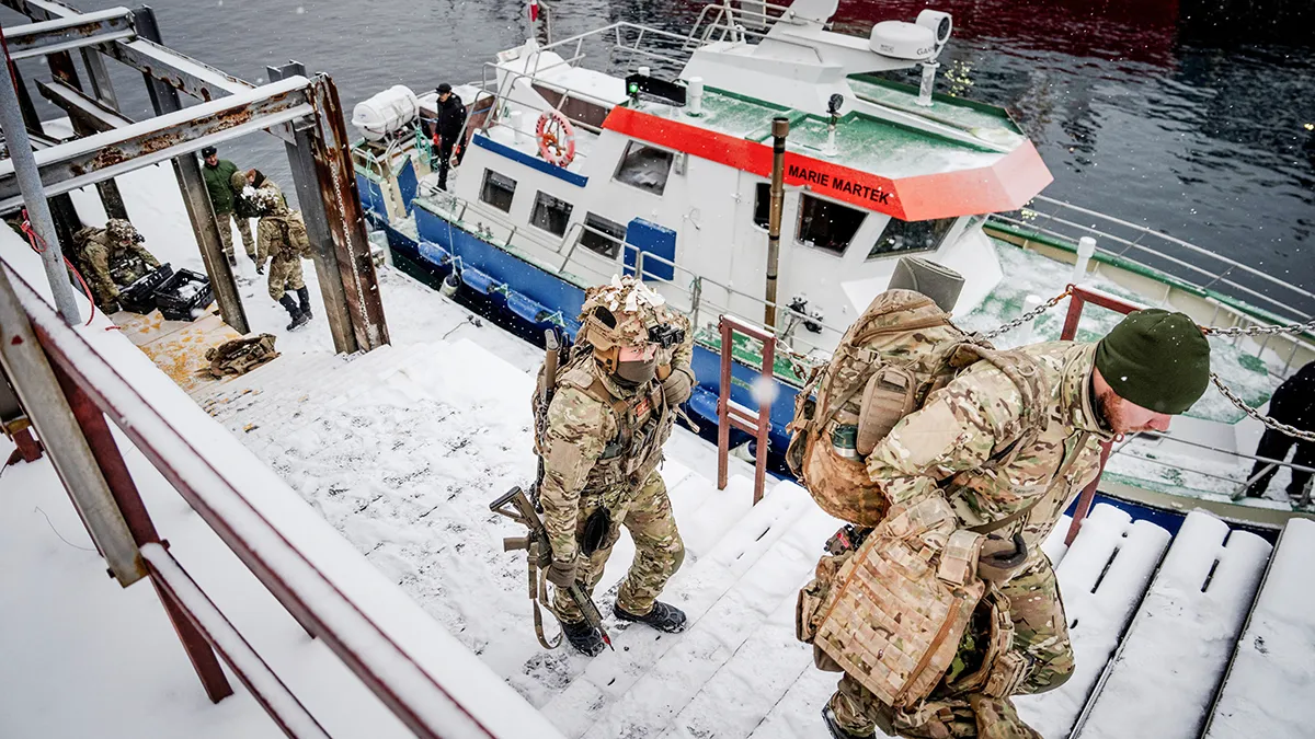 <p>Soldados daneses desembarcan en el puerto de Nuuk, Groenlandia, el 18 de enero de 2026 - Mads Claus Rasmussen/Ritzau Scanpix/vía REUTERS </p>
