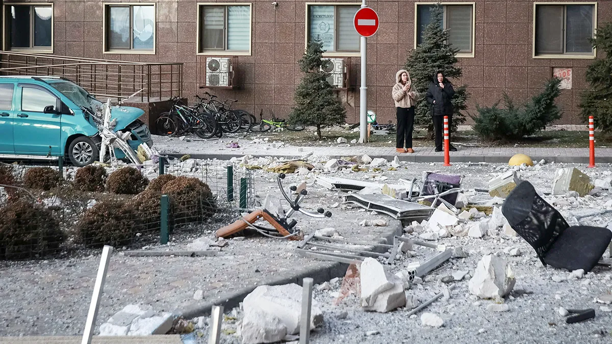 <p>Residentes se encuentran en el lugar del ataque con drones rusos, en medio del ataque de Rusia a Ucrania, en Odesa, Ucrania, el 19 de enero de 2026 - REUTERS/ NINA LIASHONOK</p>
