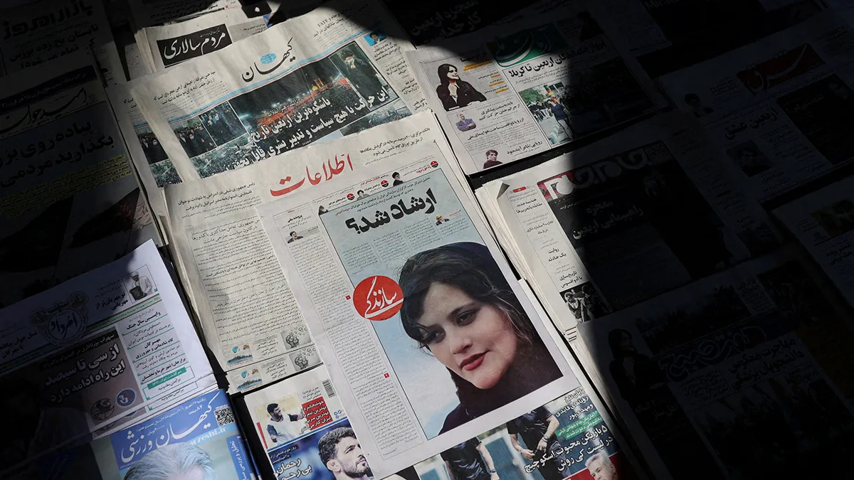 <p>Un periódico con una foto en primera plana de Mahsa Amini, una mujer que murió tras ser detenida por la policía moral de la República Islámica, en Teherán, Irán, el 18 de septiembre de 2022 - Majid Asgaripour/WANA (West Asia News Agency) via REUTERS</p>
