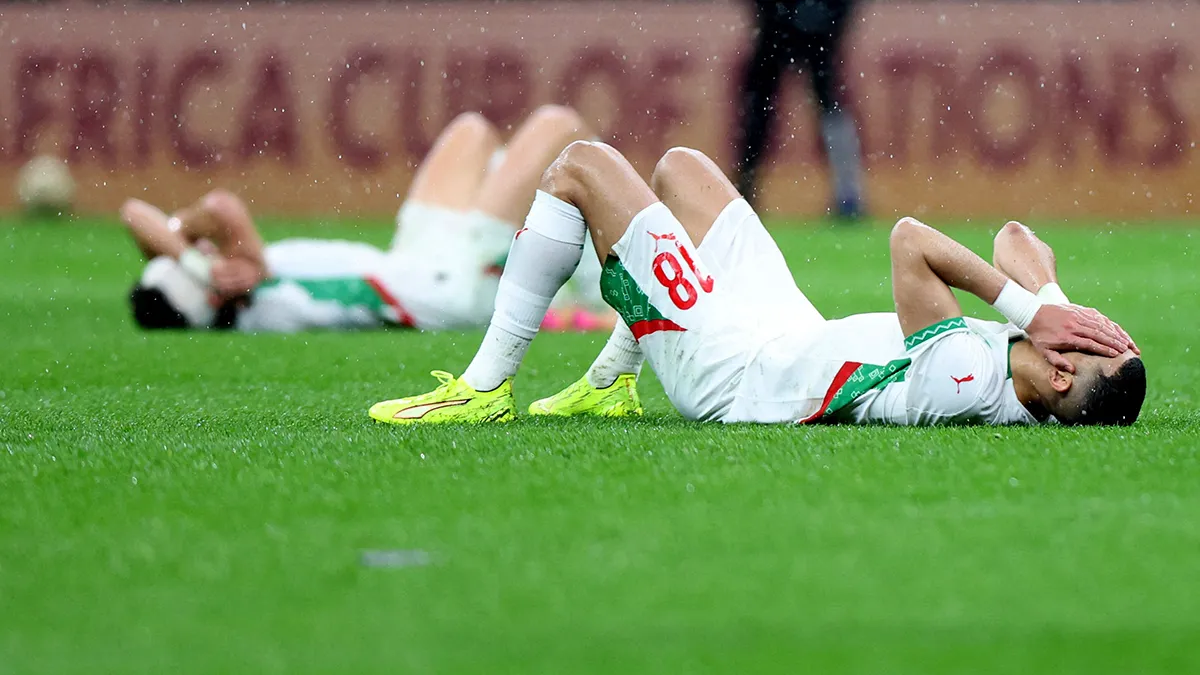 <p>Jawad El Yamiq, de Marruecos, parece abatido tras el partido - REUTERS/ AMR ABDALLAH DALSH</p>
