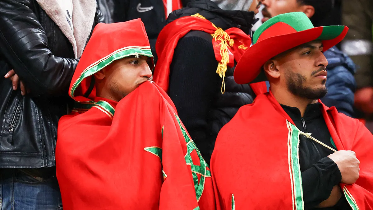 <p>Los aficionados marroquíes en las gradas se muestran abatidos tras el partido - PHOTO/REUTERS</p>
