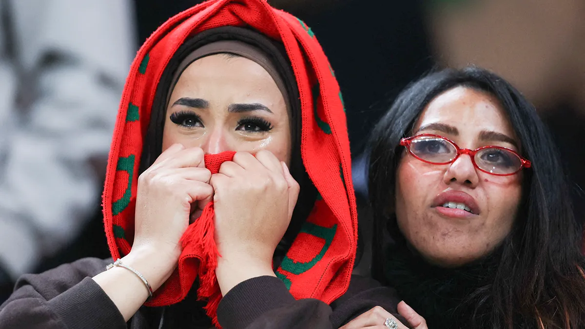 <p>Los aficionados marroquíes se muestran abatidos tras el partido - REUTERS/ AMR ABDALLAH DALSH</p>
