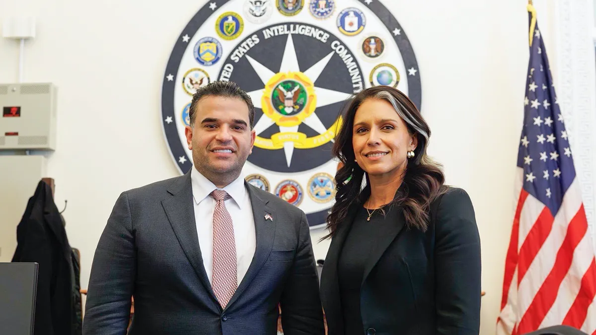 El enviado del presidente estadounidense Donald Trump a Irak, Mark Savaya, junto a la directora de Inteligencia Nacional, Tulsi Gabbard - PHOTO/X/MARL SAVAYA