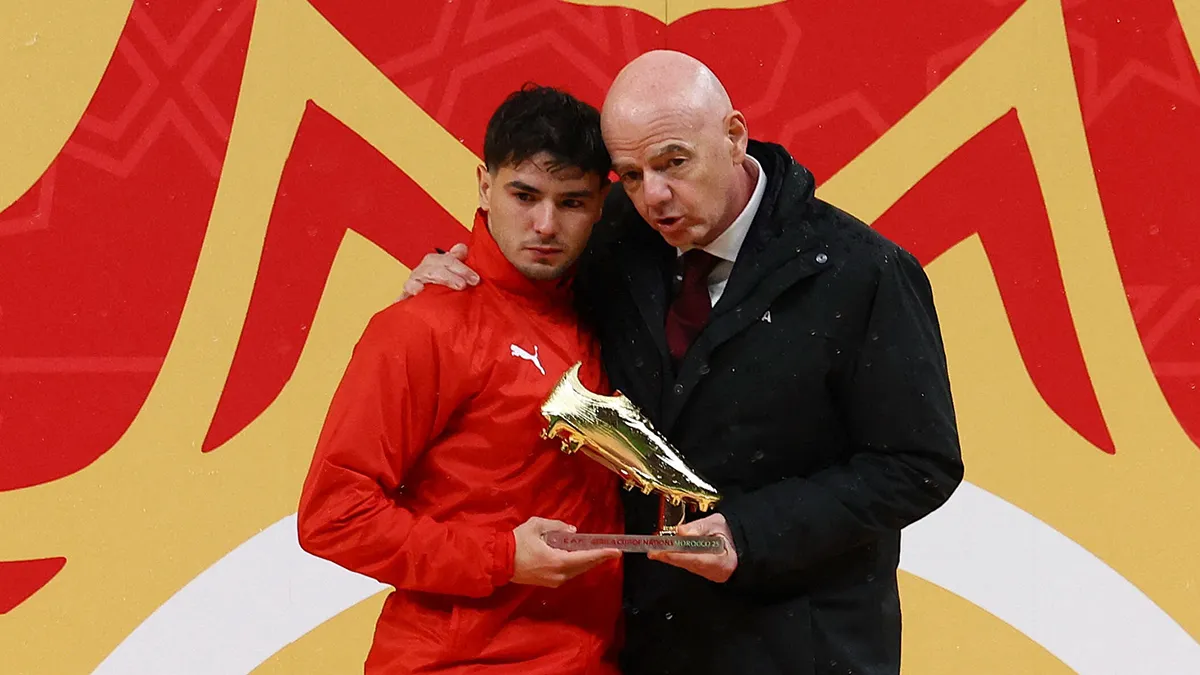 <p>El presidente de la FIFA, Gianni Infantino, entrega al marroquí Brahim Díaz el trofeo Bota de Oro después del partido - REUTERS/ SIPHIWE SIBEKO </p>
