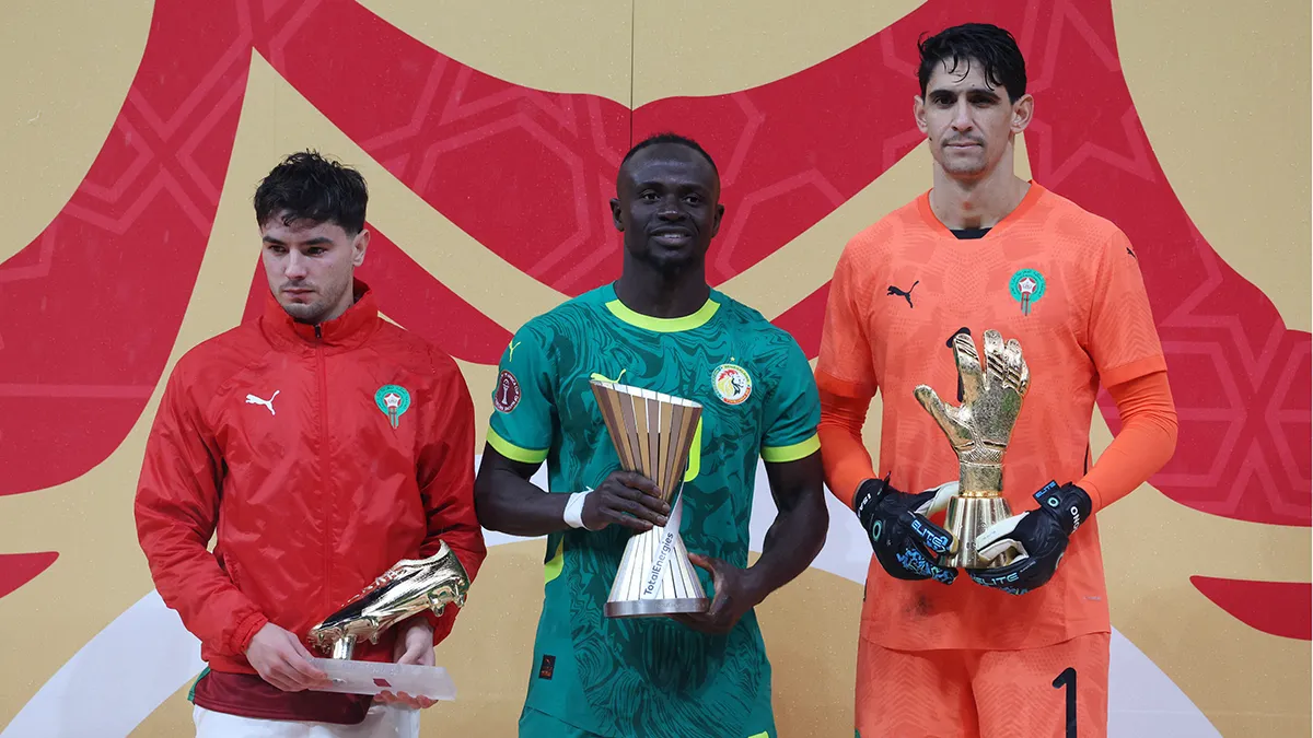 <p>El senegalés Sadio Mané, ganador del trofeo MVP, junto al marroquí Brahim Díaz, ganador del trofeo Bota de Oro, y el marroquí Yassine Bono, ganador del trofeo al mejor portero en el escenario después del partido - REUTERS/ AMR ABDALLAH DAISH </p>
