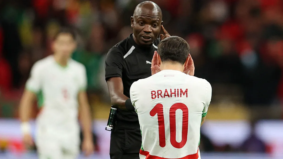 <p>El árbitro Jean-Jacques Ndala habla con el marroquí Brahim Díaz reacciona después de una falta que luego fue concedida como penalti tras una revisión del VAR - REUTERS/Amr Abdallah Dalsh </p>
