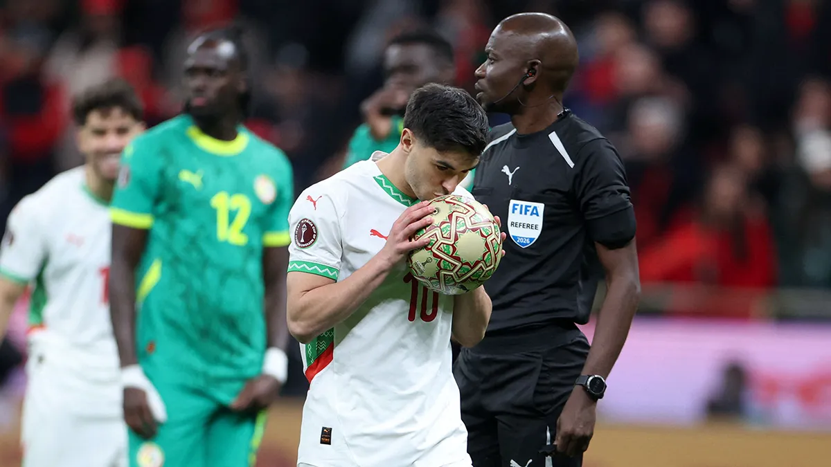 <p>El marroquí Brahim Díaz besa el balón mientras se prepara para lanzar un penalti - REUTERS/Amr Abdallah Dalsh</p>
