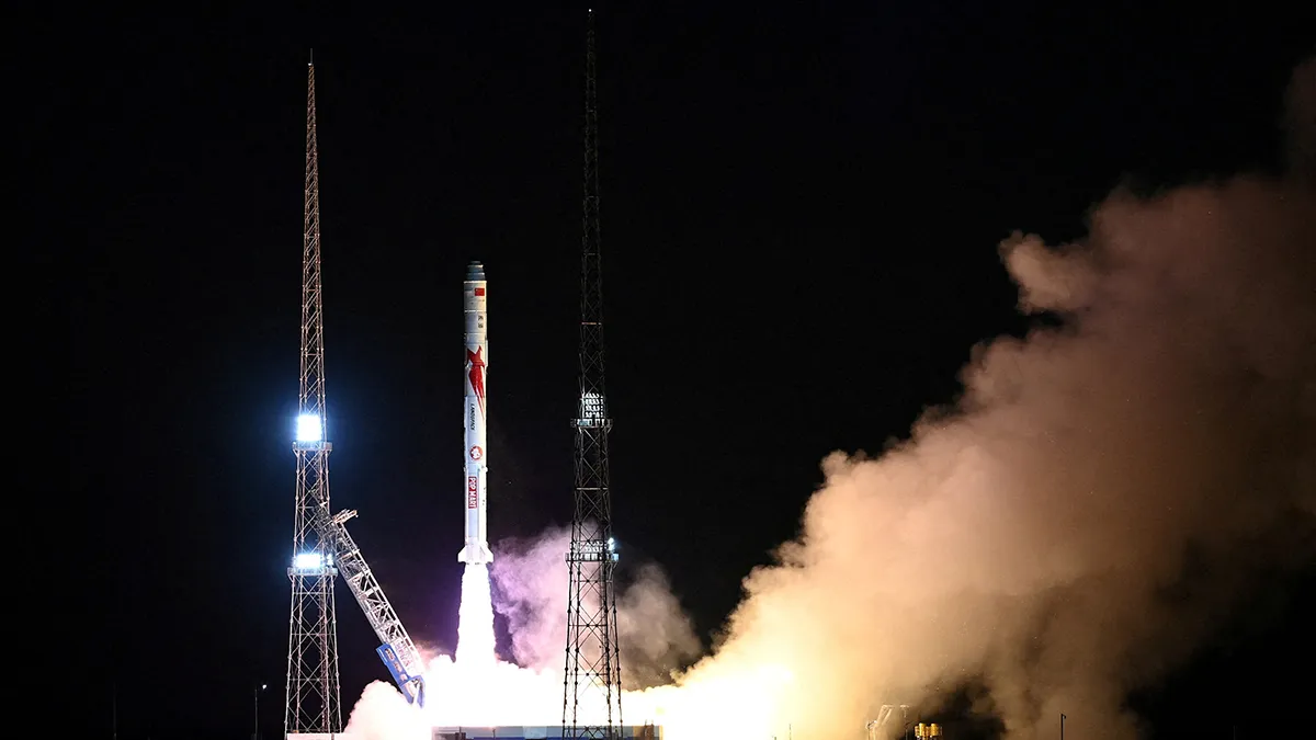 <p>El cohete portador he Zhuque-2 Y-3, un cohete de metano y oxígeno líquido de la empresa china LandSpace, que transporta satélites, despega del Centro de Lanzamiento de Satélites de Jiuquan, en la provincia de Gansu, China, el 9 de diciembre de 2023 - PHOTO/ cnsphoto a través DE REUTERS</p>
