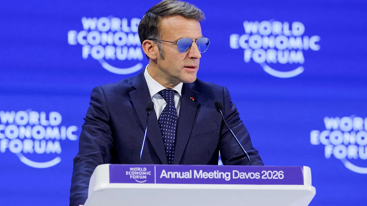 <p>El presidente francés Emmanuel Macron usa gafas de sol mientras asiste a la 56ª reunión anual del Foro Económico Mundial (FEM) en Davos, Suiza, el 20 de enero de 2026 - REUTERS/ DENIS BALIBOUSE</p>
