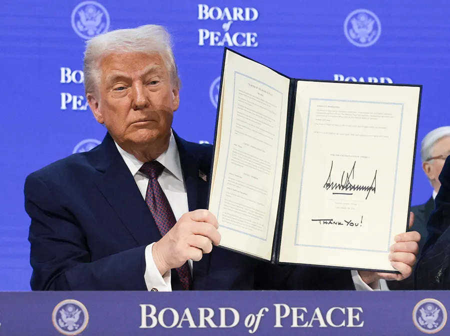 <p>El presidente de los Estados Unidos, Donald Trump, sostiene una Carta firmada de la Junta de Paz, mientras participa en un anuncio de la carta de su iniciativa de la Junta de Paz destinada a resolver conflictos globales, junto con la 56ª edición anual del Foro Económico Mundial (WEF), en Davos, Suiza, el 22 de enero de 2026 - REUTERS/ JONATHAN ERNST</p>