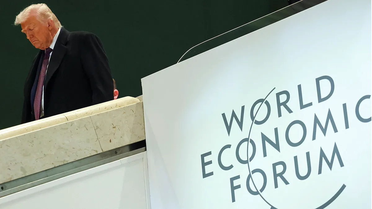 <p>El presidente de Estados Unidos, Donald Trump, camina durante la 56ª reunión anual del Foro Económico Mundial (WEF) en Davos, Suiza, el 22 de enero de 2026 - REUTERS/ DENIS BALIBOUSE </p>
