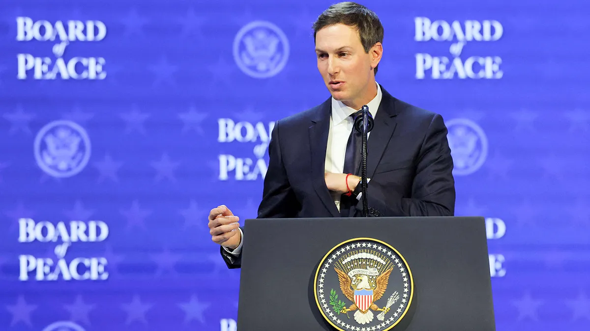 <p>El yerno del presidente de los Estados Unidos, Donald Trump, Jared Kushner, participa en un anuncio de la Carta constitutiva de la iniciativa de Paz de la Junta Directiva del Presidente de los Estados Unidos, Donald Trump, destinada a resolver conflictos globales, junto con el 56º Foro Económico Mundial (WEF) anual, en Davos, Suiza, el 22 de enero de 2026 - REUTERS/ DENIS BALIBOUSE</p>
