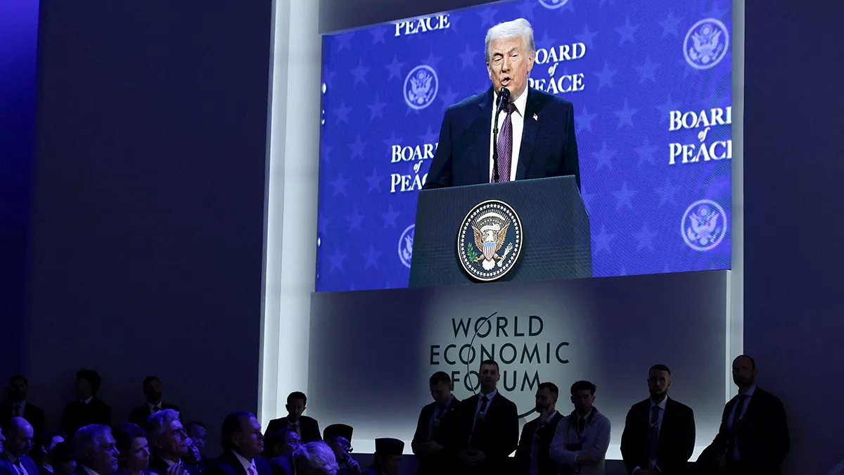 Los asistentes escuchan mientras el presidente de los Estados Unidos, Donald Trump, habla durante el anuncio de la carta constitutiva de su iniciativa de la Junta de Paz destinada a resolver conflictos globales, junto con el 56º Foro Económico Mundial (FEM) anual, en Davos, Suiza, el 22 de enero de 2026 

REUTERS/ JONATHAN ERNST