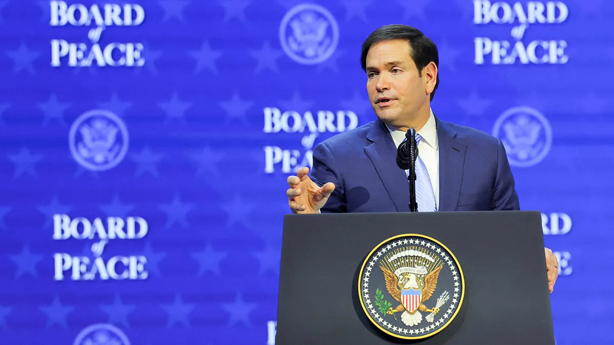 <p>El Secretario de Estado de los Estados Unidos, Marco Rubio, participa en un anuncio de la Carta constitutiva de la iniciativa de Paz de la Junta del Presidente Donald Trump destinada a resolver conflictos globales, junto con el 56º Foro Económico Mundial (FEM) anual, en Davos, Suiza, el 22 de enero de 2026 - REUTERS/ DENIS BALIBOUSE</p>
